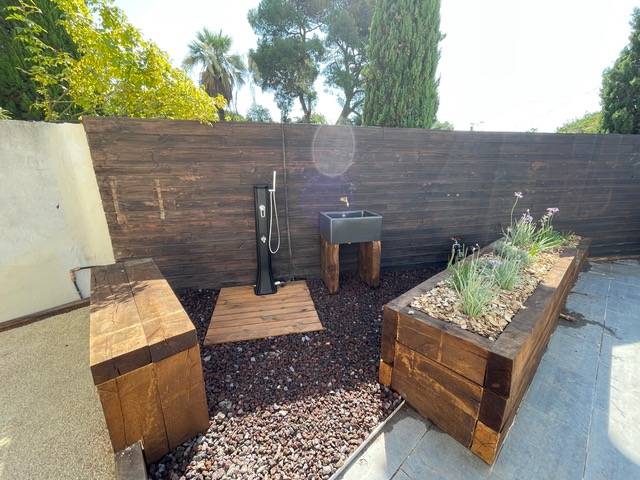 aménagement de jardin et douche extérieure